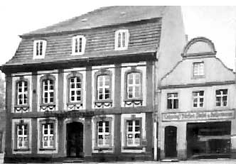 Als Stadthaus II beherbergte das Eckhaus Sandower Straße / Gerichtsplatz die Sparkasse und im Obergeschoss eine Wohnung