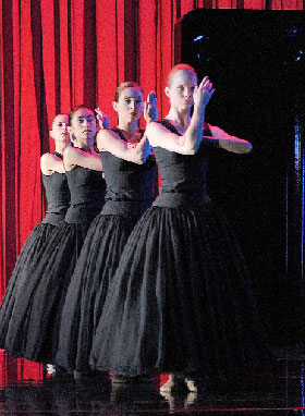 Der Ballettabend Chopin imaginaire von Giorgio Madia nach Musik von Fryderyk Chopin mit Jennifer Hebekerl, Weinina Weilijiang, Sandrine Berset und Julia Grunwald wird auch in die kommende Spielzeit übernommen. Das Ensemble reist mit der Inszenierung zu Gastspielen nach Polen und Italien