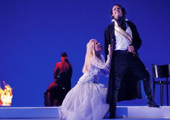 Guisseppe Verdis Oper Der Troubadour in der Regie von Intendant Martin Schüler wird auch 2011 im Theater am Schillerplatz zu erleben sein, hier Anna Sommerfeld als Leonora und Jens Klaus Wilde als Manrico.