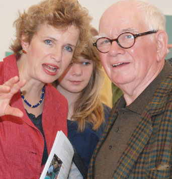 Ministerin Dr. Martina Münch mit Töchter chen im Gespräch mit Johannes Geccelli