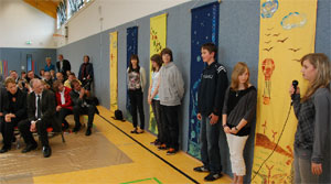 Die Gymnasiasten der 7. Klassen haben im Kunstunterricht Gedanken über alternative Energiegewinnung in fünf Bannern grafisch gestaltet. Drei der Banner wurden an Vattenfall übergeben 