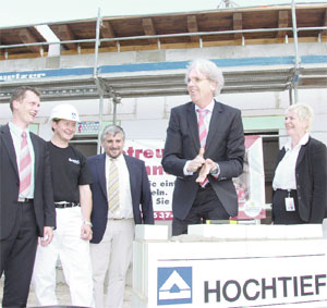 Ulrich Marseille legte mit Bürgermeister Holger Kelch (l.), Burkhard Siegemund (HOCHTIEF, 3.v.l.), Theodor Güldenpfennig vom Bürgerverein Spremberger Vorstadt und Regionalleiterin Silke Schmidt den Grundstein. Polier Dietmar Thumann (2.v.l.) half mit dem Kalk