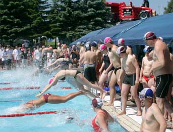Wie hier beim 24-Stunden-Schwimmen am 5. Juni quirlen sportliche Ereignisse immer wieder das Wasser im Freibad ordentlich auf