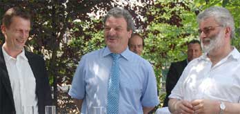 Oberbürgermeister Frank Szymanski (m.) und Bürgermeister Holger Kelch (l.) gratulierten Vermessungsingenieur Hagen Strese zum 20-jährigen Firmenjubiläum