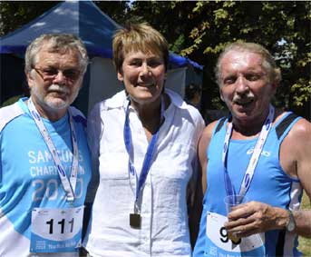Zum Sport-Wochenende Mission Olympic waren auf Einladung des Stadtsportbundes auch einige Spitzensportler aus der Cottbuser Sportgeschichte gekommen. Hier steht die erfolgreichste deutsche Läuferin, Gunhild Hoffmeister, die in München und Montreal für den Sportclub Cottbus drei Olympische Medaillen gewann, in geselliger Runde zwischen dem vormals umjubelten DDR-Meister im Boxen, Siegbert Opitz (re), und dem in den siebziger Jahren zuständigen Stadtrat für Sport, Klaus Lange
