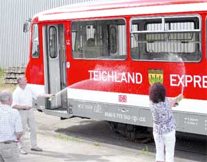 Am Sonntag tauften der Bürgermeister von Teichland, Helmut Geissler, und die Peitzer Amtsdirektorin Elvira Hölzner auf dem Bahnhof Teichland einen Triebwagen. Die Amtsdirektorin hob anschließend die Kelle zum ersten Abfahrauftrag