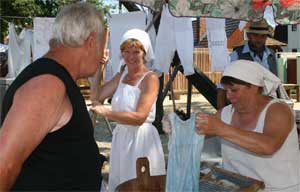 Auf dem Spreewälder Handwerker- und Bauernmarkt haben mehr als 50 Aussteller, Handwerker, Schausteller und Traditionsvereine gezeigt, was typische Spreewaldangebote sind. Petra Mroos (li.) und Isolde Neumann von der Spiel- und Trachtengruppe Briesensee haben gezeigt, wie früher Grau aus der Wäsche und Weiß hinein kam