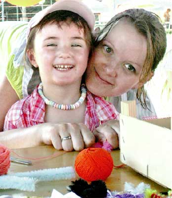 Die vierjährige Paula fühlte sich auf dem Kinderfestival beim Basteln einer lustigen Wollpuppe am Stand des Integrationskindergartens Janusz Korczak mit ihrer Mutti Steffi Brohm sichtlich wohl. Mehrere hundert Kinder erlebten sorgenfreie Stunden. Bis zum 21. August bietet der Cottbuser Ferienkalender über 200 weitere Angebote