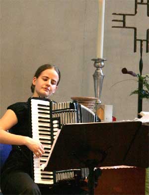 Sarah Smith hat nicht nur dem Publikum eine große Freude bereitet, sondern auch sich selbst - ihre Konzert-Bewertung war ein klares 1,0! Die Madlower Martinskirche war ein sehr schöner Rahmen für die außergewöhnlichen Akkordeonklänge der jungen Pädagogikstudentin