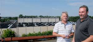 Rolf Weinhold (l.) von Cosped und der Projektleiter der Solarprojekte GmbH, Joachim Barth, stellten am Donnerstag auf Initiative des Nabu Cottbus die größte Dach-Solaranlage vor