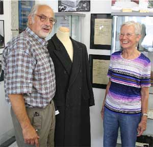 Jürgen Huschke und Jutta Schiller-Huscke betrachten den zweiten Mantel aus Gubener Wolle. Der Mantel wurde in Augsburg geschneidert. Das Exponat ist eine Dauerleihgabe an das Museum und ab sofort in der Grünstraße zu sehen