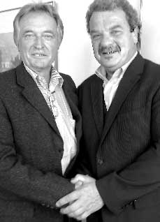 Zuversichtlicher Händedruck zwischen Prof. Dr. Ingo Gastinger (l.) und OB Frank Szymanski