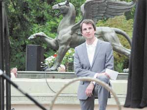 Vorhang auf! für eine neue Spielzeit. Der Schauspieler Jan Hasenfuß führt auch in diesem Jahr durch die Spielplanpräsentation des Staatstheaters im Pücklerpark