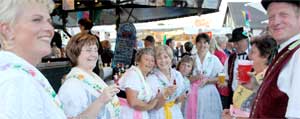 Auch die Mitglieder des Schmogrower Traditionsvereins tanzten wieder in ihren schönen wendischen Trachten beim Burger Heimat u. Trachtenfest. Hier enspannen sie gerade nach ihrem Auftritt 