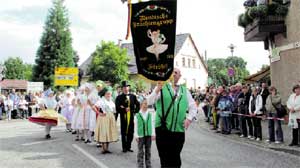 Mit ihrer Fahne hat sich stolz die Wendische Trachtentanzgruppe aus Cottbus-Ströbitz im Festumzug präsentiert und mit Tanzeinlagen Heimische und Touristen begeistert