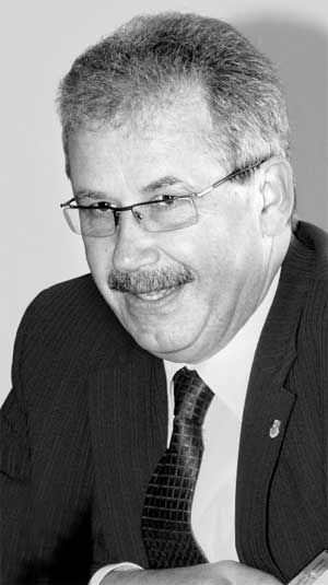 Trotz vollem Terminkalender für täglich mehr als zwölf Stunden blickt Harald Altekrüger an diesem Wochenende aufmerksam nach Drebkau. Dort wird Sonntag ein neuer Bürgermeister gewählt