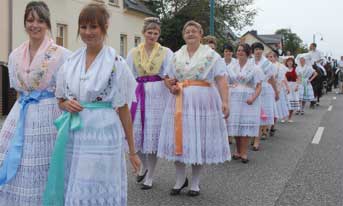 Die Trachtenmädels folgen zum Festgelände