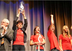 Überglücklich nahmen CKM-Chefin Gundula Witte, Lisa Zech, Kai Neumann und Lisa Felgentreff (v.l.) die Pokale entgegen 	Foto: Falk Salzmann