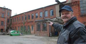 Peter Brülke, 2. Vorsitzender des Geflügelzüchtervereins Forst, zeigt stolz das neue Domizil; die ehemalige Tuchfabrik Brink gegenüber der katholischen Kirche. Die alte Fabrik entspricht räumlich und vor allem preislich den Vorstellungen der beiden Vereine. Das gesamte erste Obergeschoss können die Züchter für ihre Ausstellungen nutzen. Hier können wir 20 Jahre bleiben, blickt er optimistisch in die Zukunft. Hoffentlich diesmal für länger, denn es war schon der siebente Umzug seit der Wende