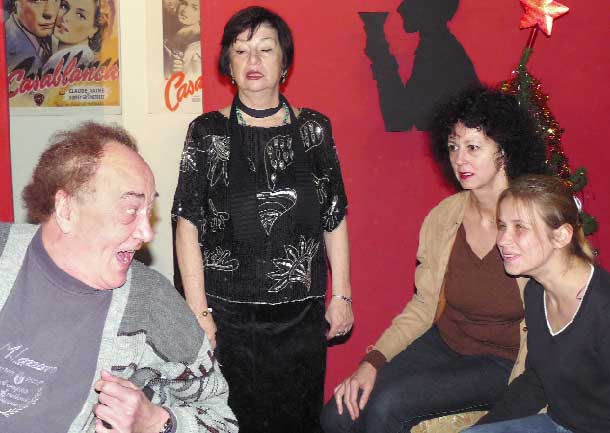 Alles andere als erhoffte ruhige Weihnachten wird es in trauter Familienrunde im Stück Süßer die Glocken..., gespielt von Susanne Kockert, Cornelia Jahr, Christiane Arndt und Peter Hartmann (v.l.). Erstmals auf der Cottbuser Bühne ist nach seinem Schauspielstudium Sebastian Thiele (kleines Bild) als ungeliebter Schwiegersohn 	Fotos: TheaterNative C