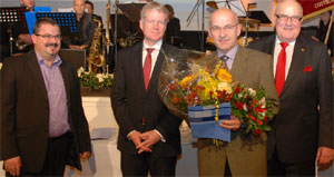 Für seine Verdienste und sein ehrenamtliches Engagement wurde Tischlermeister Günter Lehnigk (2.v.r.) aus Spremberg / Weskow mit dem Silbernen Ehrenzeichen der Handwerkskammer geehrt. Zu den Gratulanten gehörten neben Holger Schwannecke (3.v.r.), Generalsekretär des Zentralverbandes des Deutschen Handwerks und Handwerkskammer-Präsident Peter Dreißig (r.) auch Ordnungsamtsleiter Frank Kulik