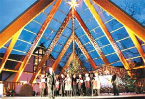 Auch in diesem Jahr wird ein stimmungsvolles Programm das Adventsfest am Spreehafen begleiten. Um 13 Uhr werden weihnachtliche Klänge den täglichen Markt eröffnen und zu den Kindern kommt gegen 16 Uhr der Weihnachtsmann