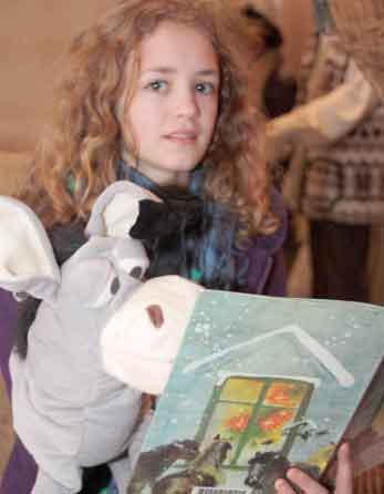 Während des Forster Weihnachtsmarktes finden in der Ausstellung auch Märchenlesungen für die Kinder statt. Die Vorleser erscheinen - angelehnt an die Noßdorfer Müllersfamilie - in historischer Tracht 
