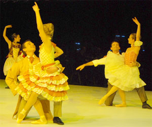 Einen wunderbaren Wandel von Marionetten zu schwungvollen Tänzern zeigte das Ballett des Staatstheaters mit einem Auszug aus „Coppelia“