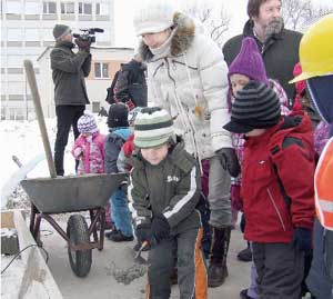 Mit Kelle und Mörtel legten am Mittwoch die Kinder aus dem KinderSPIELgarten in Anwesenheit der Krankenhaus-Geschäftsführerin, der Gesundheitsministerin und des Bürgermeisters den Grundstein für das neue Funktionsgebäude des Spremberger Krankenhauses