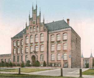 Erst Königliche, dann Preußische Höhere Fachschule für Textilindustrie - die „Webschule“, später Polizeibehörde, ist 1898 eröffnet worden