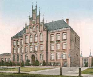 Erst Königliche, dann Preußische Höhere Fachschule für Textilindustrie - die Webschule, später Polizeibehörde, ist 1898 eröffnet worden