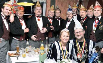 Das Lausitzer Prinzenpaar Axel I. und Kathrin I. mit den Ehrensenatoren
