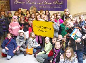 Klassenweise besuchen polnische Schüler das Tourist-Infozentrum in Zielona Gora und sind begeistert. Cottbus wird als Klassenfahrtziel anvisier