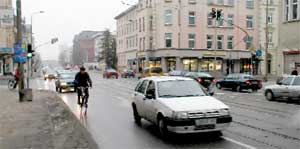 Sie ist am Dienstag Geschichte - die verkehrs- und feinstaubreiche Zeit der Bahnhofstraße. Aus der Schnellstraße, zu der sie ganz entgegen ursprünglicher städteplanerischer Intention seit Mitte der 1970er-Jahre degradiert wurde, soll sie zurückfinden zum Charme einer zentrumsnahen Wohn- und Geschäftsstraße. Die Bauarbeiten werden fast zwei Jahre dauern (siehe Beitrag links). Städtische Staus sind auf Umleitungen zu erwarten CGA