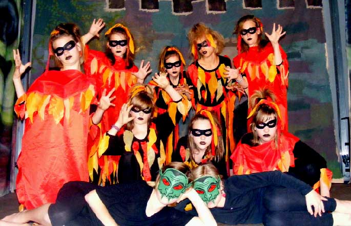 Im 5. Benefizkonzert der Bauhausschule gestalten Donnerstag ab 19 Uhr im Konservatorium über 80 Mitwirkende das bunte Programm Jeder ist anders, keiner ist gleich. Dabei sind auch ehemalige Schüler, so Julia Magdon und Lisa Felgentreff, die beim Cottbuser Kindermusical im Utopical Anna und das Lächeln der Planeten mit außergewöhnlichen Leistungen glänzten. Höhepunkt ist der Auftritt der Cottbuser Sängerin Suzi Kleemann, die nach Erfolgen in Hamburg und auf der AIDA wieder hier ist. Musiklehrer Torsten Karow obliegt mit Christina Heinrich und Kerstin Kiesow die Programmgestaltung. Alle Einnahmen kommen der Lebenshilfe und der Bauhausschule zu Gute. Karten gibt es unter 0355/ 381 97 54