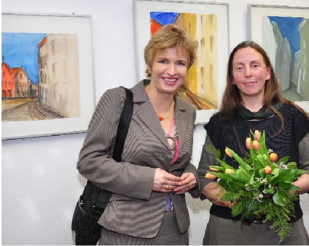Zur Ausstellungseröffnung: Ministerin Dr. Martina Münch und Brigitte Duhra