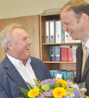 Am Donnerstag feierte Eberhard Stein, GWG-Vorstandsvorsitzender (li.), seinen 61. Geburtstag. Viele Freunde und Geschäftspartner gratulierten wie Veit Kalinke, Direktor der Gubener Sparkasse