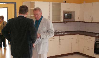 Eberhard Stein im Gespräch beim Tag der offenen Tür in der neuen Wohngruppe, Ganderstraße