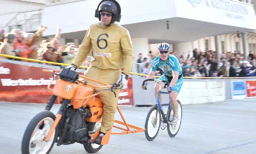 Für einen Höhepunkt am Samstag um 17.30 Uhr sorgt das erste Steherrennen der Saison. Zum Saisonauftakt messen sich die besten Steher im Forster Rennoval. Lokalmatador Marcel Möbus trägt die Streifen des Deutschen Meisters und sieht sich mit seinem Schrittmacher Thomas Baur gegen die schweren Gegner wie den 2-fachen Olympiasieger und mehrfachen Bahnweltmeister Robert Bartko gut gerüstet