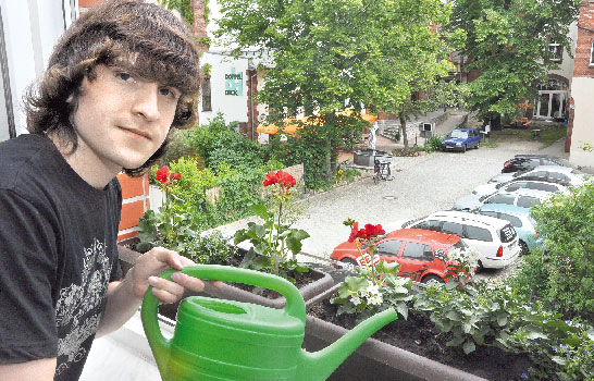 In Sachen Blumen sind beim Märkischen Boten Chef und Lehrling ein Team - der eine plant und pflanzt, der andere gießt und düngt. Die Pflege hat derzeit Tonio Fuentealba übernommen, der zum Mediengestalter ausgebildet wird. Die äußere Verlagsoptik hat durchaus mit Grundwerten dieses spannenden Berufes zu tun, findet Tonio Foto: Jens Haberland