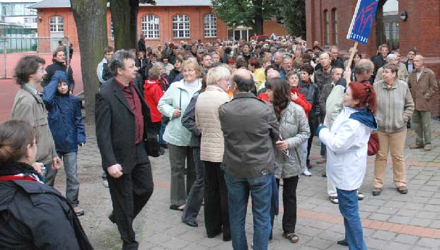 Hunderte Cottbuser werden wieder besondere Orte der Stadt mit viel Wissen, Show und Musik erkunden. Die Tour ist kostenlos Foto: Archiv