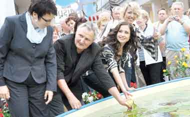Nach der Taufe der Seerose Anita-Alexandra von Dietmar Hauck setzten er und die Namensgeberinnen, Anita und Alexandra Hofmann, sie gemeinsam mit Lausitz Park-Centerleiterin Sylke Schulz-Apelt (v.r.) ins Bassin 	Foto: Ha.