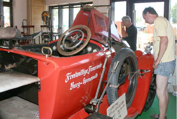 Das Burger Feuerwehrmuseum hat wieder an beiden Tagen von 10 bis 17 Uhr geöffnet und alle technikinteressierten Besucher kommen dabei voll auf ihre Kosten. Es ist die richtige Einstimmung auf das 130-jährige Feuerwehr-Jubiläum, das um 10 Uhr mit dem Löschangriff-Ausscheid der Feuerwehren des Amtes Burg beginnt. Um 14.30 Uhr öffnen sich dann die Tore in der Wache Hattener Straße für alle Besucher