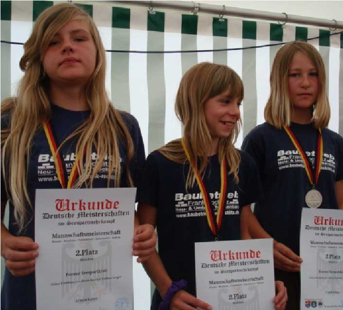 Bei der Deutschen Meisterschaft der Seesportmehrkampf-Mannschafts­meisterschaft am vergangenen Wochenende in Riesa waren Colleen Steiger, Celina Kleinhans und Lea Kuschel (Foto v. l.) erneut erfolgreich. Sie erkämpften den 2. Platz bei der Mannschaftsmeisterschaft Knoten-Wurfleine­ Geländelauf­Schwimmen-Rudern 