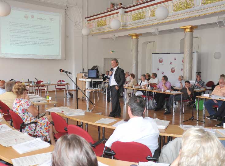 Drastisch wie selten zuvor stellte OB Szymanski, unterstützt durch eine Powerpoint-Präsentation, die Kassenlage dar. Macht mal das Licht aus, war sein ans technische Personal gerichteter erster Satz. Den Doppelsinn erfassten einige Zuhörer im Raum. Es wird wohl dunkel in Cottbus