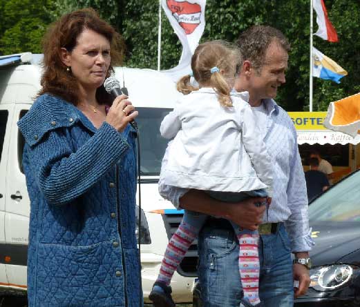 Saskia Ludwig und Michael Schierack begrüßten die Gäste letzten Freitag zum Sommerfest der CDU am Bootshaus Leichhardt-Allee. Beim Fest standen die Kinder im Mittelpunkt 