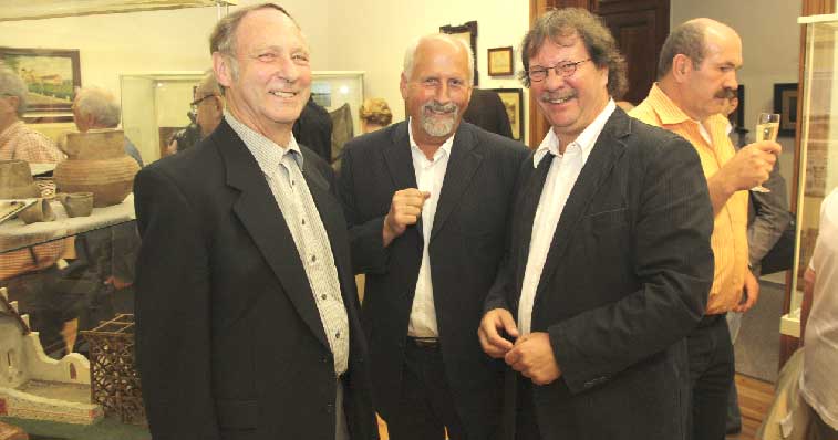 Manfred Ihle (l.), ehemaliger und langjähriger Spremberger Museumsdirektor, sowie der heutige Museumsdirektor Eckbert Kwast (r.) diskutierten bei der Eröffnung der Sonderausstellung 100 Jahre Museum in Sprembergam Donnerstag lebhaft mit den Ehrengästen. Im Mittelpunkt standen Geschichte, Gegenwart und zukünftige Entwicklung des Niederlausitzer Heidemuseums, das 100-jähriges Jubiläum feiert