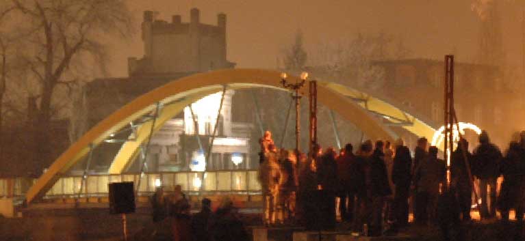 Die Fußgängerbrücke bei der Einweihungsfeier am 21. Dezember 2007