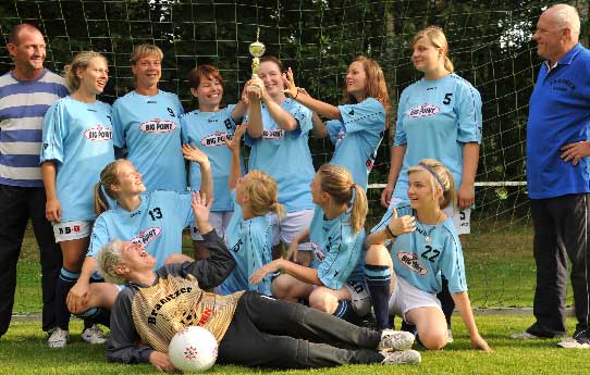 Die Amerikanerinnen und Japanerinnen kämpfen Sonntag um den Pokal - sie haben ihn schon: die Branitzer Ball-Bestien, trainiert von Energie-Legende Achim Wank (r.). Beim Heinersbrücker Turnier schafften sie Rang 3. Von links im Bild: stehend Toralf Kohlhase, Carolin Harnasch, Karina Gottschalk, Monika Machon, Manuela Kunnig, Lena Hempel, Nadine Kreibich, Achim Wank. Mitte von links: Carolin Weinhold, Anne Grondke, Claudia Lehmann, Emily Becker. Vorn: Sandra Pletz.