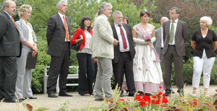 Rosengarten-Chef Jens Hofmann (Mitte) und Rosenkönigin Romy I. erläutern Infrastrukturstaatssekretär Rainer Bretschneider die Pläne zum Bau des Kaskadenbrunnens. In den nächsten zwei Jahren will der Förderverein Ostdeutscher Rosengarten den Brunnen, der bereits auf der Rosenschau 1913 einen zentralen Platz schmückte, nach historischem Vorbild wieder errichten. Dafür stellt das Land nun voraussichtlich 60 000 Euro aus Lottomitteln zu Verfügung. 22 000 Euro sponsert die Volksbank Spree-Neiße. Für die verbleibende Summe sucht der Verein noch Sponsoren	Foto: Frank Heinrich